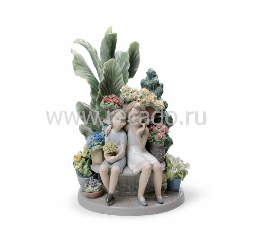 Статуэтка "Секретничая в парке" Lladro 01008506
